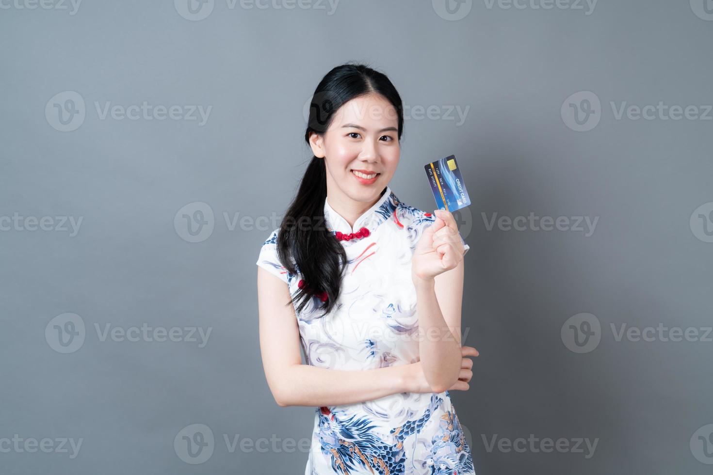 aziatische vrouw draagt chinese traditionele kleding met creditcard foto