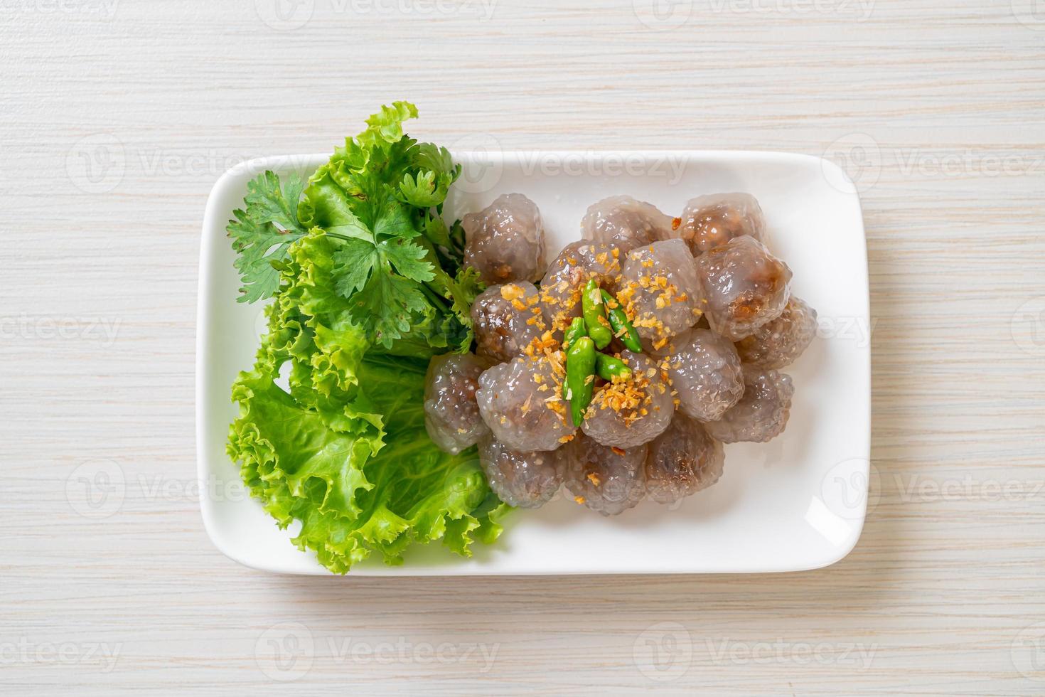 gestoomde tapioca dumplings met varkensvlees foto