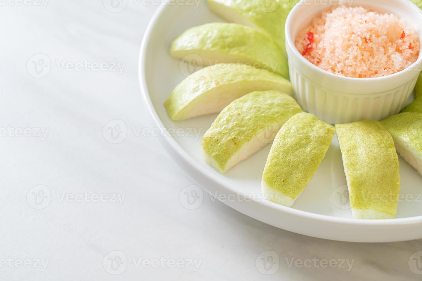 guave dip met chili en zout foto
