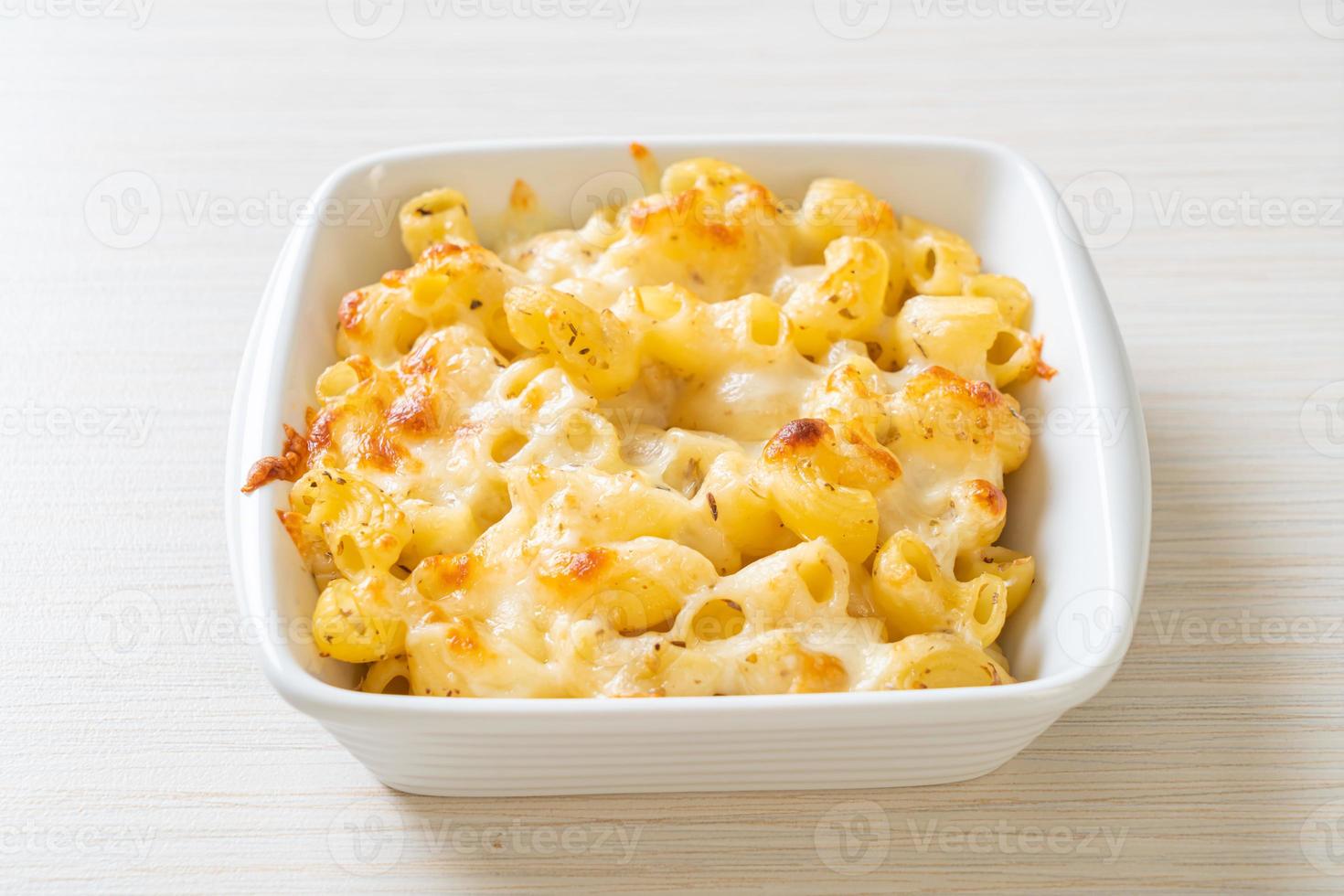 amerikaanse mac en kaas, macaroni pasta in kaassaus foto