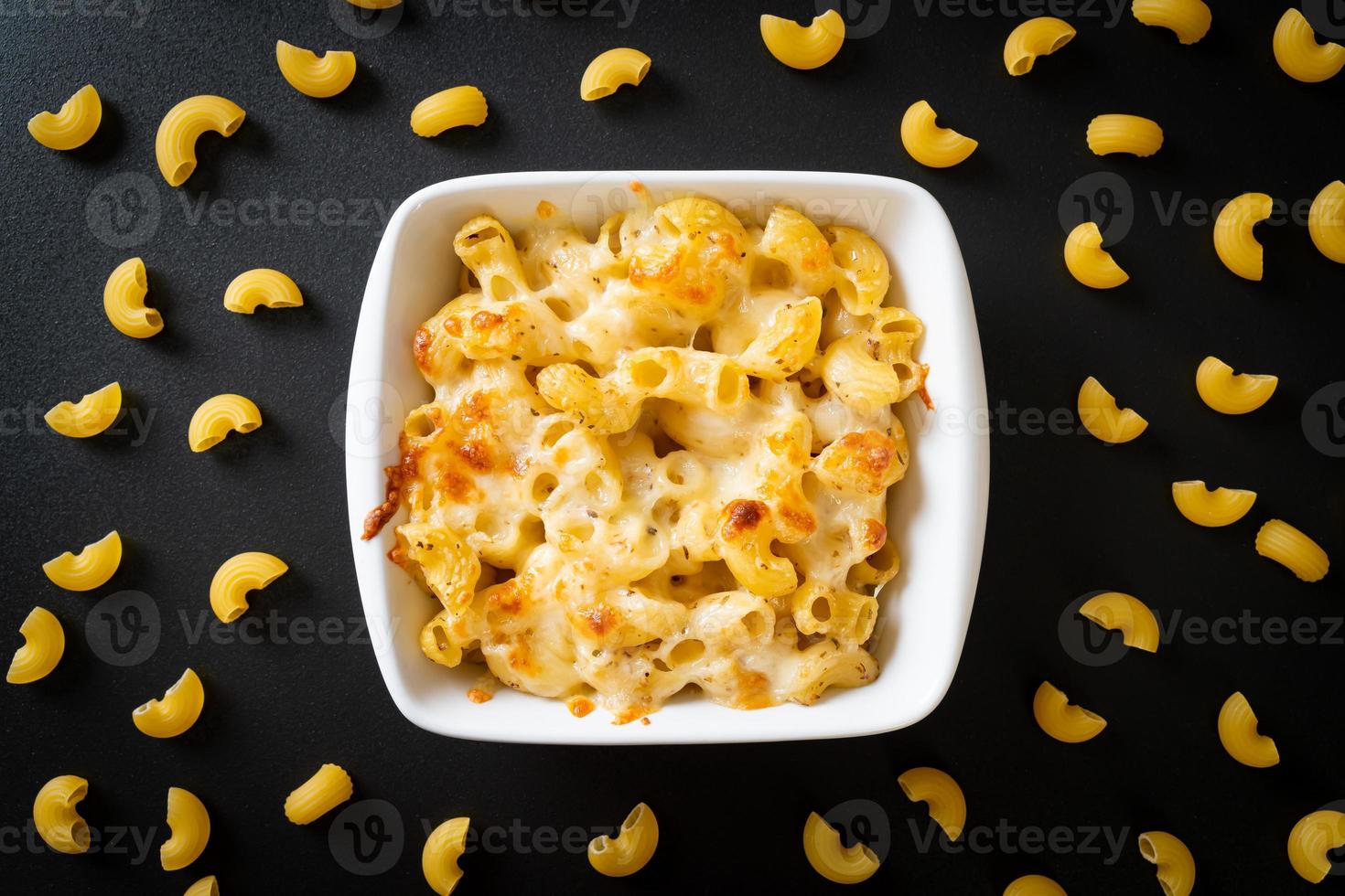 amerikaanse mac en kaas, macaroni pasta in kaassaus foto