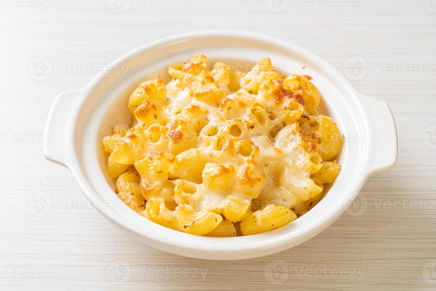 amerikaanse mac en kaas, macaroni pasta in kaassaus foto