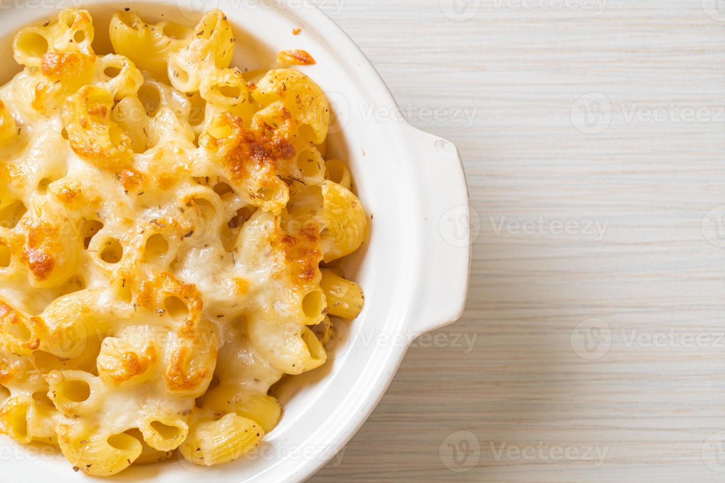 amerikaanse mac en kaas, macaroni pasta in kaassaus foto