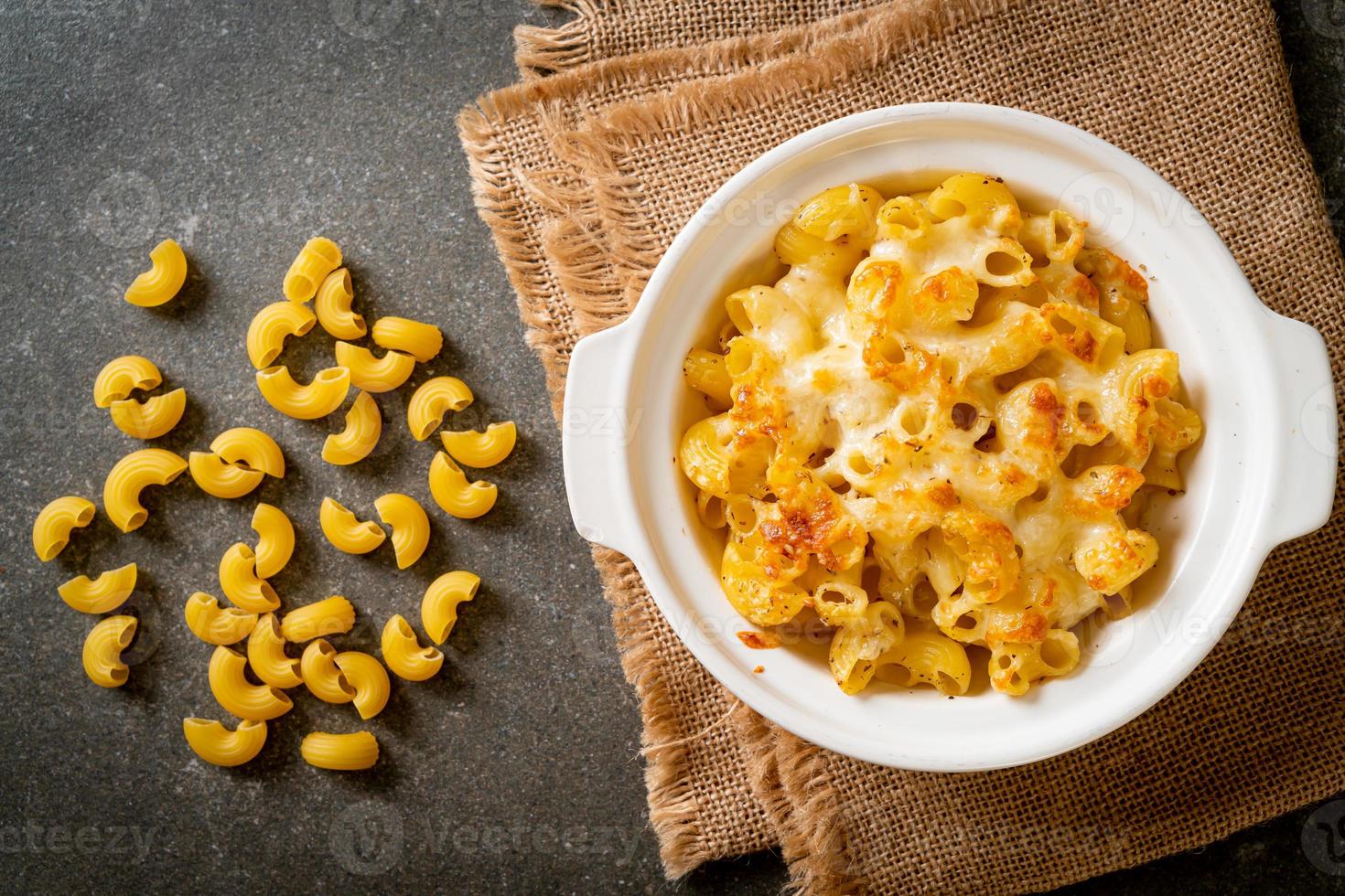 amerikaanse mac en kaas, macaroni pasta in kaassaus foto