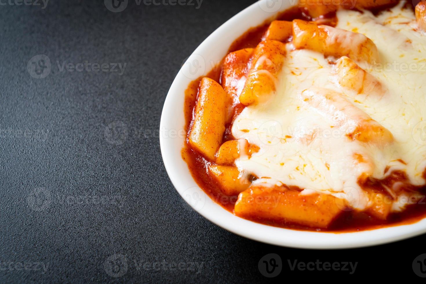 koreaanse rijstwafel in pittige koreaanse saus met kaas, kaas tokpokki, tteokbokki met kaas foto