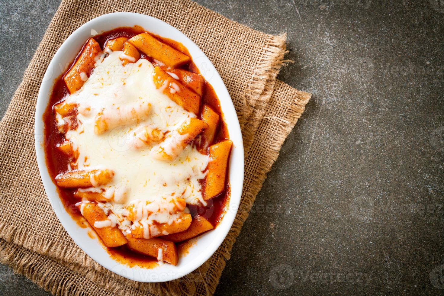 koreaanse rijstwafel in pittige koreaanse saus met kaas, kaas tokpokki, tteokbokki met kaas foto