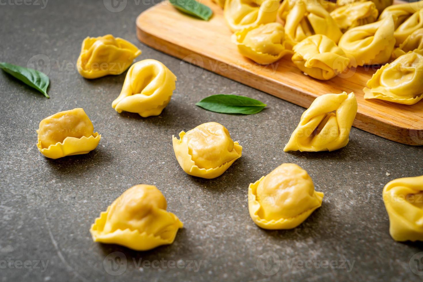 Italiaanse traditionele tortellini pasta foto