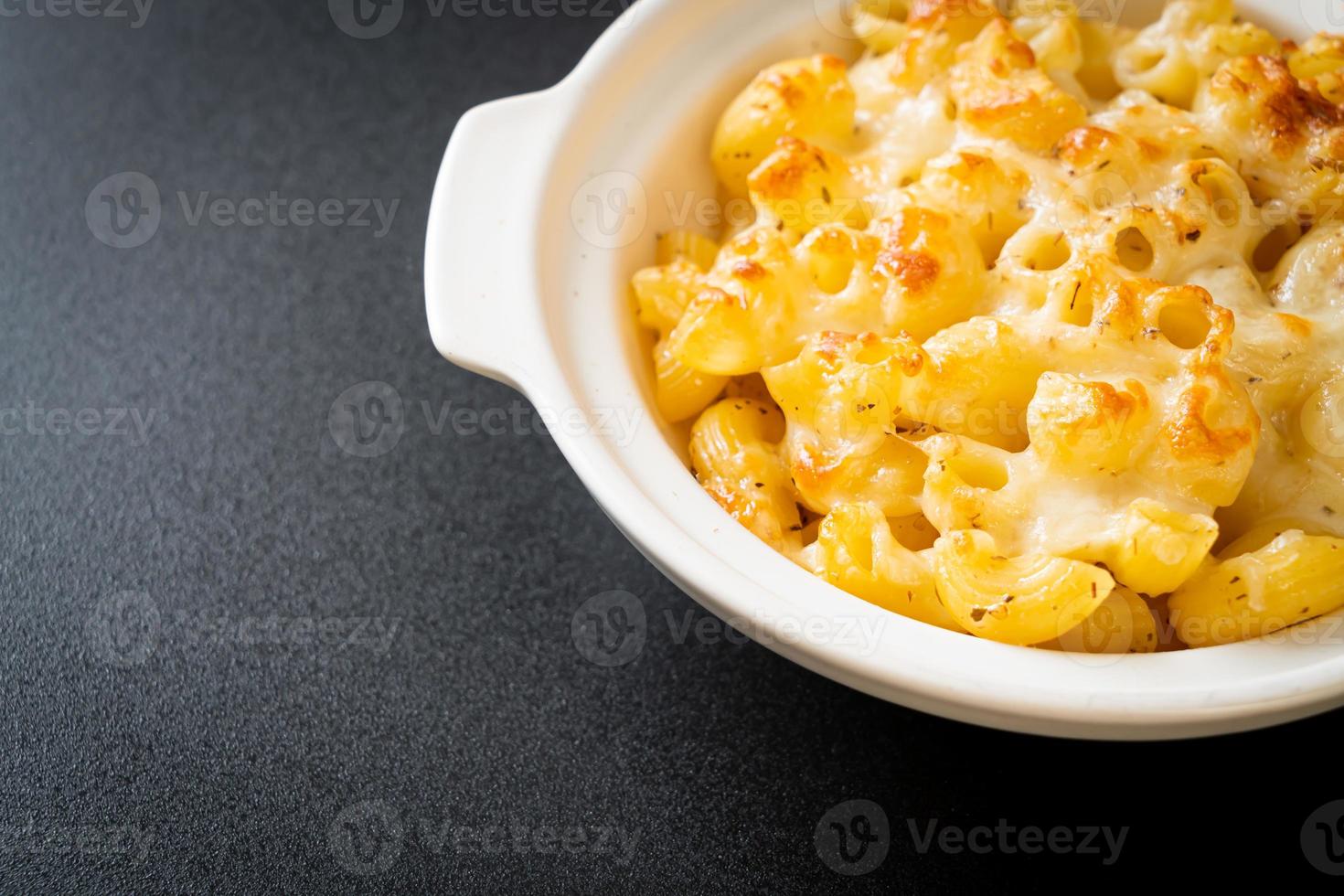 amerikaanse mac en kaas, macaroni pasta in kaassaus foto