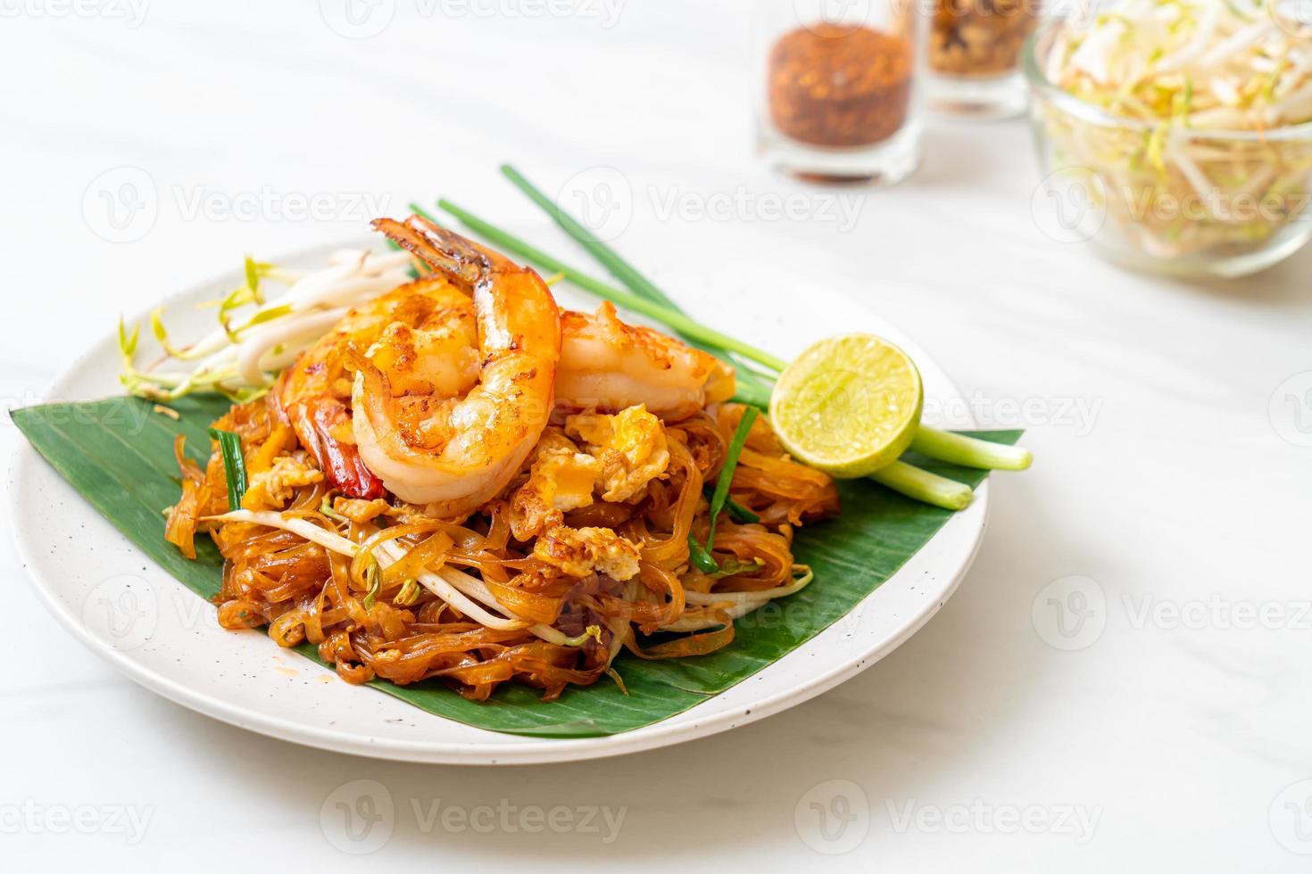 pad thai - gewokte rijstnoedels foto