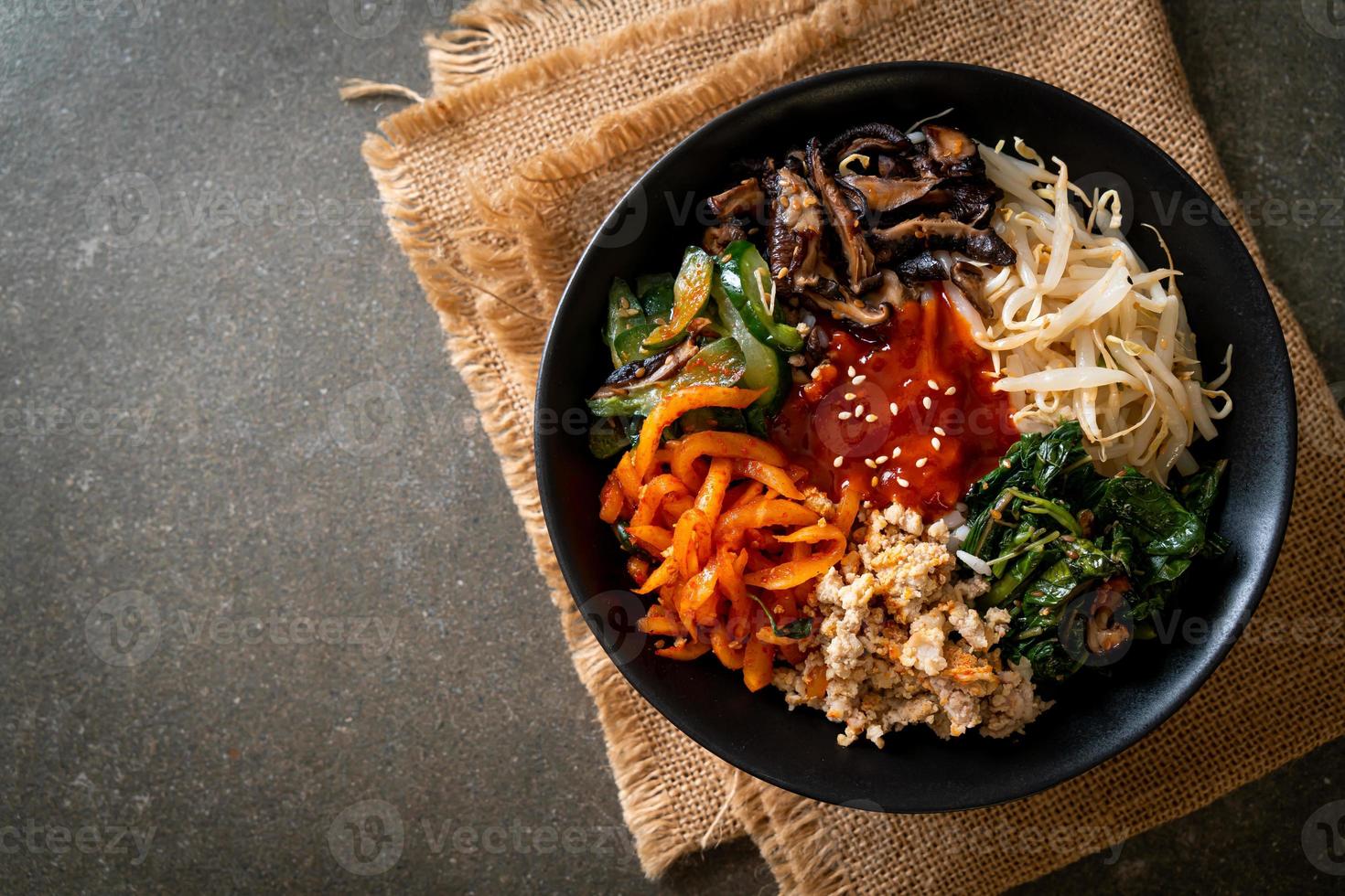 Koreaanse pittige salade met rijst - traditioneel Koreaans eten, bibimbap foto