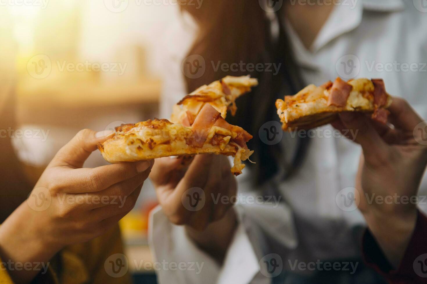 vrienden chillen. jong vrouw vieren verjaardag partij Bij weekend Bij huis, aan het eten pizza, drinken Champagne, partij, levensstijl, vriendschap foto