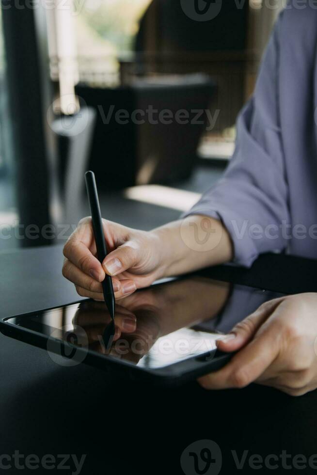 Aziatisch bedrijf vrouw gebruik makend van rekenmachine en laptop voor aan het doen wiskunde financiën Aan een kantoor bureau, belasting, rapport, boekhouding, statistieken, en analytisch Onderzoek concept foto