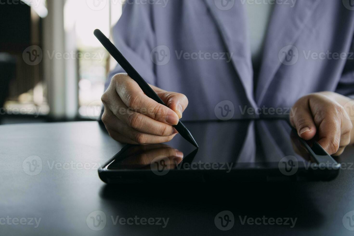 Aziatisch bedrijf vrouw gebruik makend van rekenmachine en laptop voor aan het doen wiskunde financiën Aan een kantoor bureau, belasting, rapport, boekhouding, statistieken, en analytisch Onderzoek concept foto