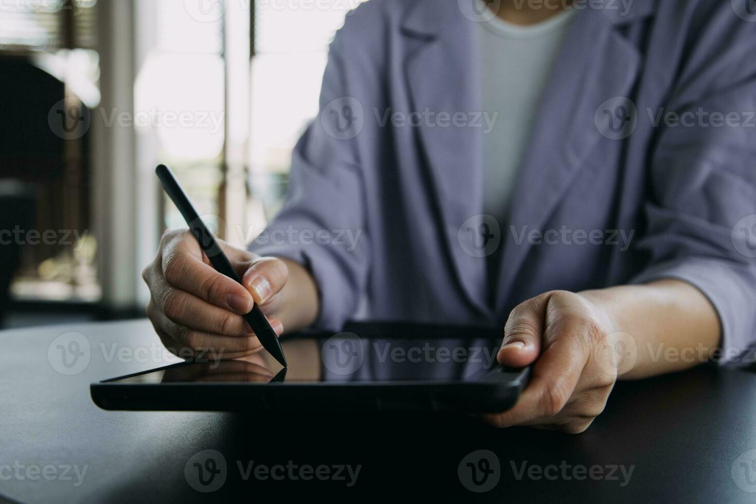 Aziatisch bedrijf vrouw gebruik makend van rekenmachine en laptop voor aan het doen wiskunde financiën Aan een kantoor bureau, belasting, rapport, boekhouding, statistieken, en analytisch Onderzoek concept foto