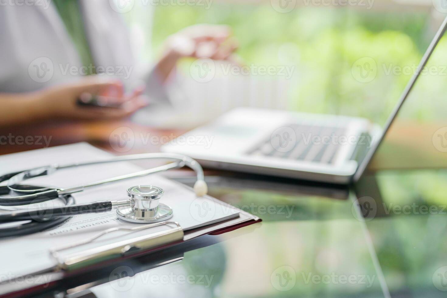 dokter pratend naar online geduldig Aan laptop online overleg Gezondheid behandeling. medisch afspraak Bij huis hebben online overleg foto