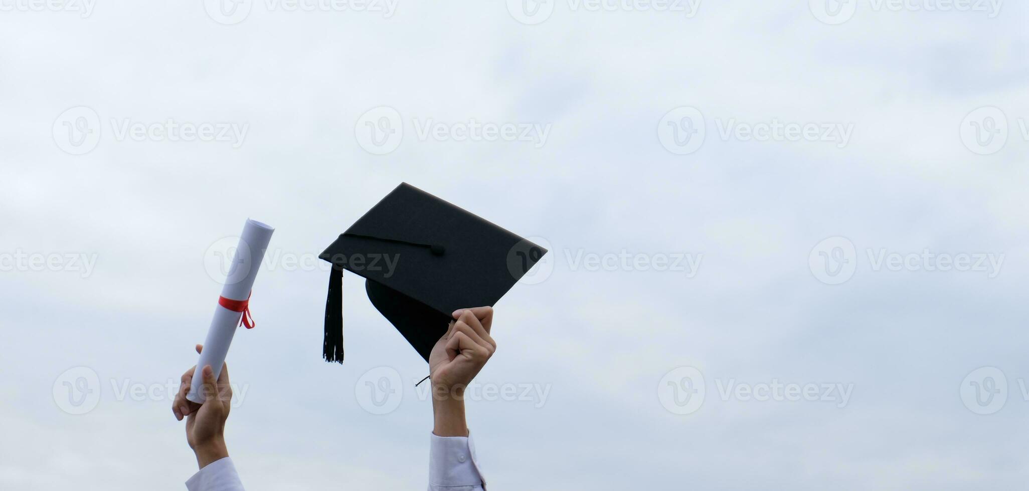 leerling met Gefeliciteerd, afgestudeerden vervelend een diploma uitreiking japon van Universiteit. foto