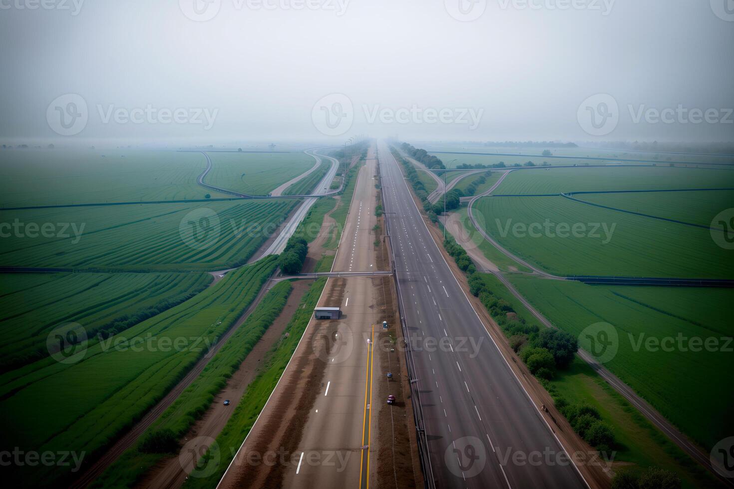 realistisch foto vogel visie van de leeg snelweg door de velden in een mist