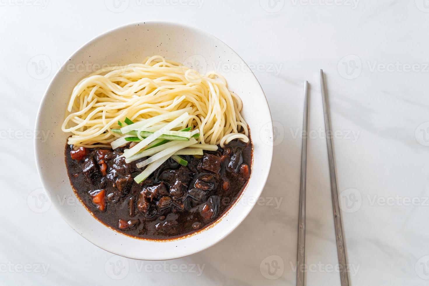 jajangmyeon of jjajangmyeon is Koreaanse noedels met zwarte saus foto