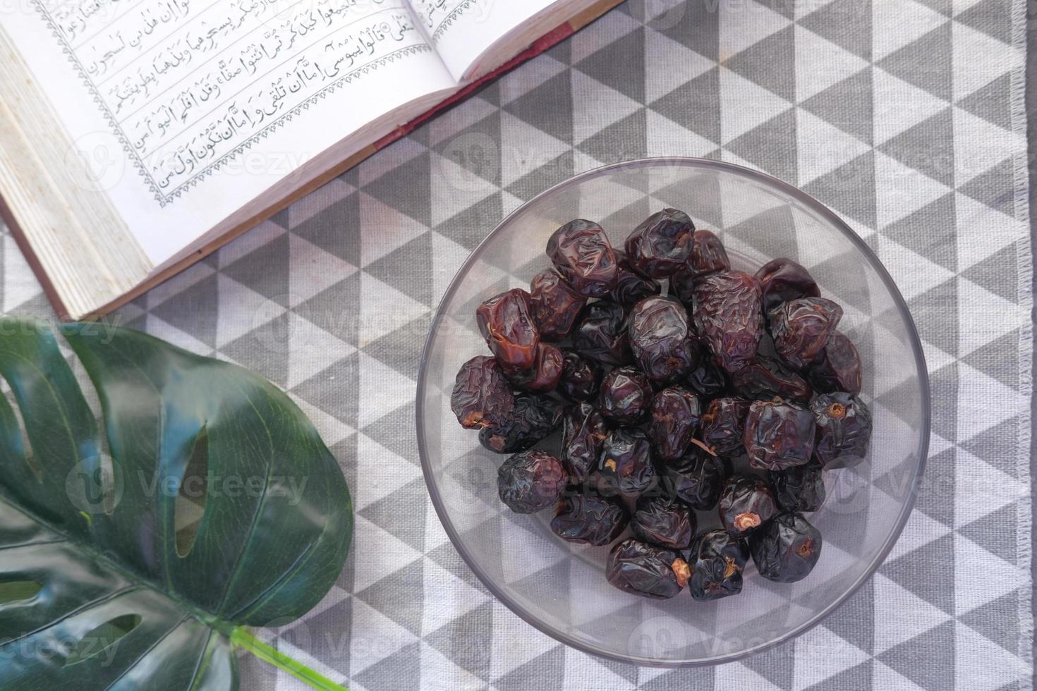 heilige boek koran en rozenkrans op tafel, close-up foto