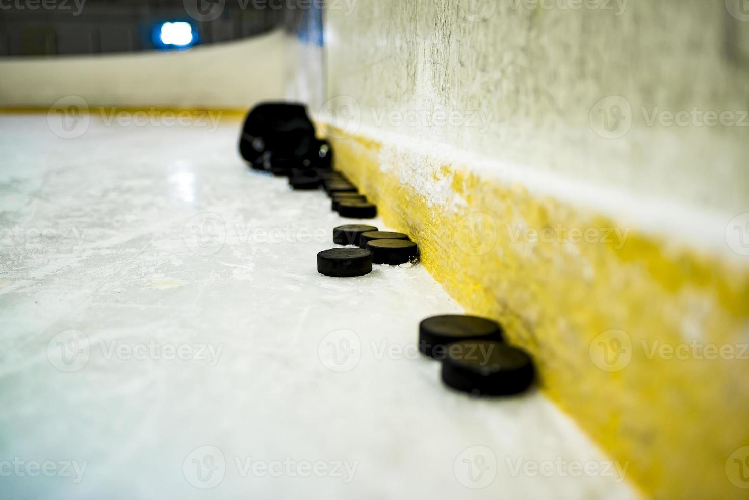 hockeypuck op het ijs foto