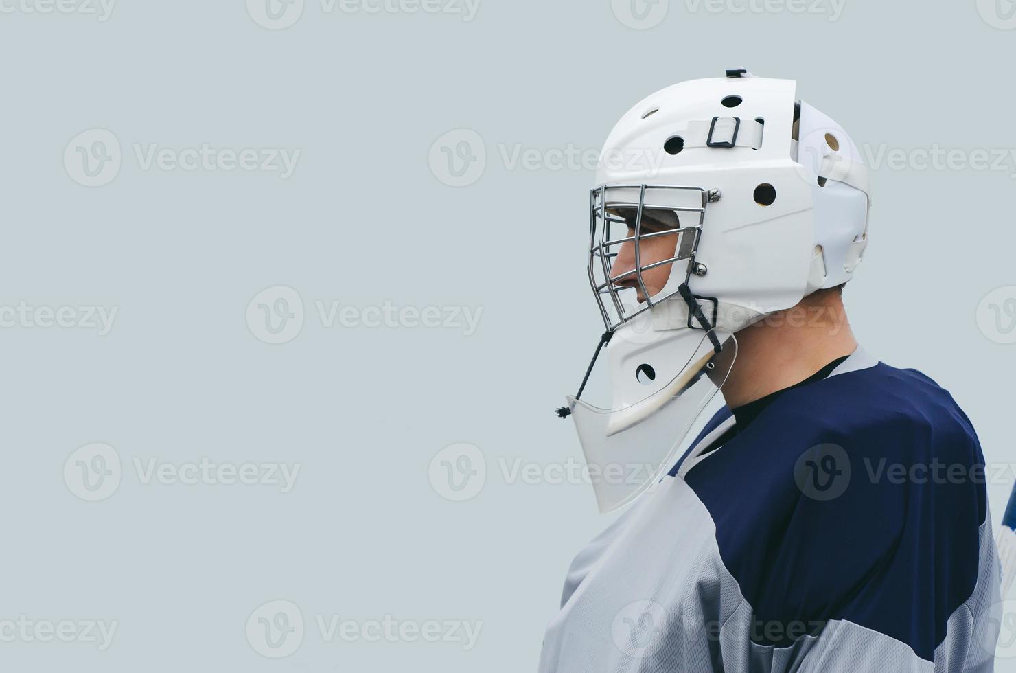 hockeykeeper staat bij de poort voor een wedstrijd in straathockey foto