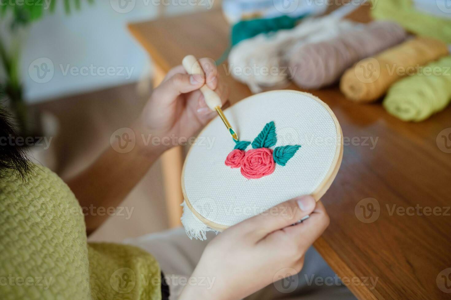 stempel naald. Aziatisch vrouw maken handgemaakt hobby breiwerk in studio werkplaats. ontwerper werkplaats handgemaakt ambacht project diy borduurwerk concept. foto