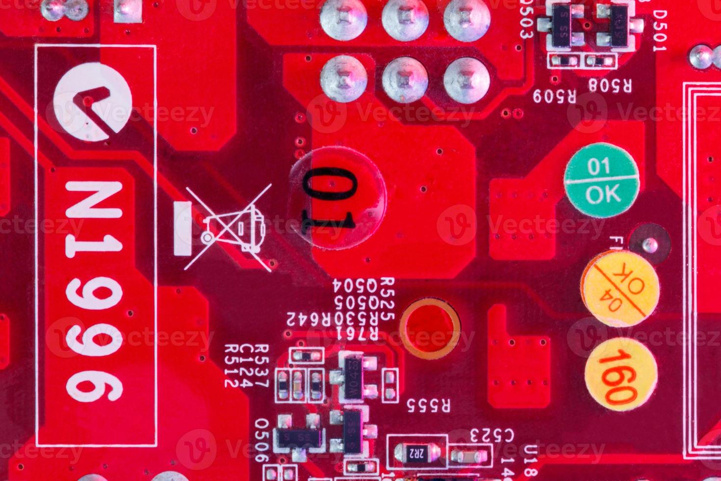 elektronische printplaat in rood met elektronische componenten - bovenaanzicht foto