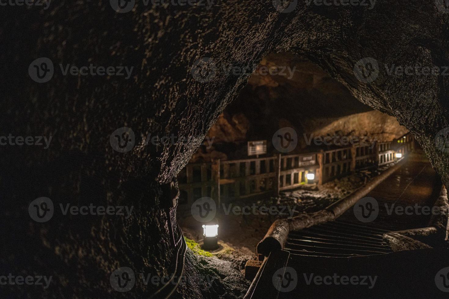 de kawaguchiko vleermuisgrot in japan foto