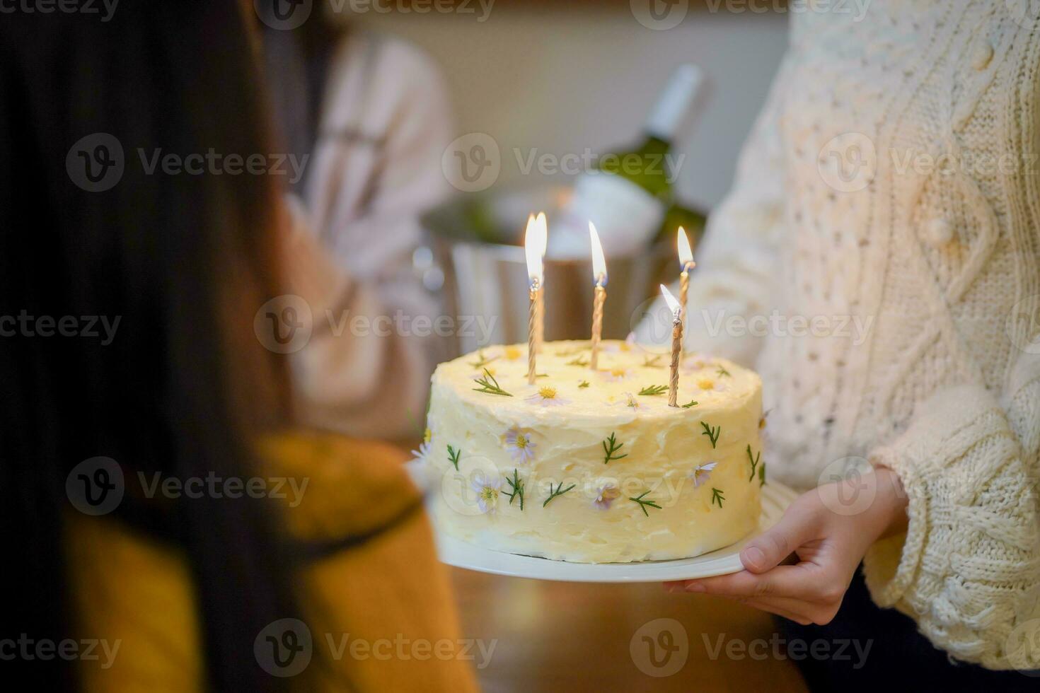 vrolijk vrienden genieten van huis verjaardag vakantie feest. Aziatisch zus juichen drinken rood wijn vieren met verjaardag taart. foto