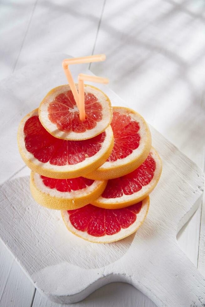 plakjes van rood grapefruit foto