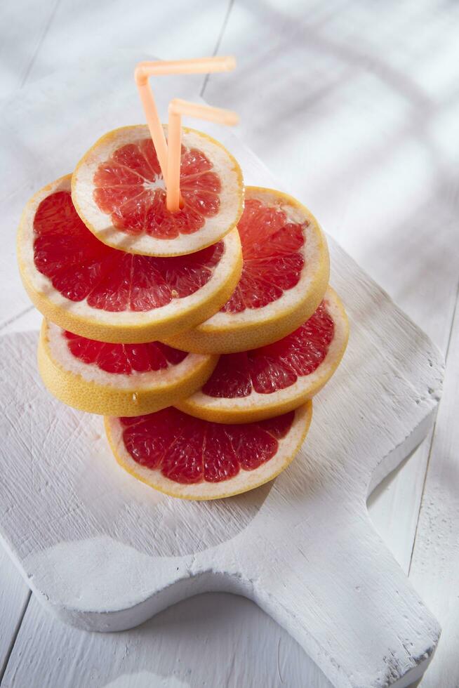 plakjes van rood grapefruit foto