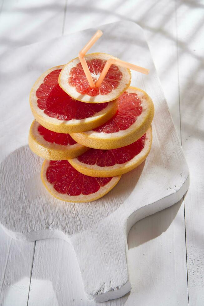 plakjes van rood grapefruit foto