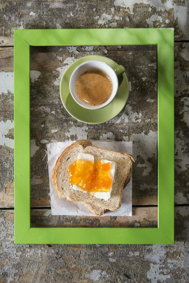 een afbeelding kader met een belegd broodje en een kop van koffie foto