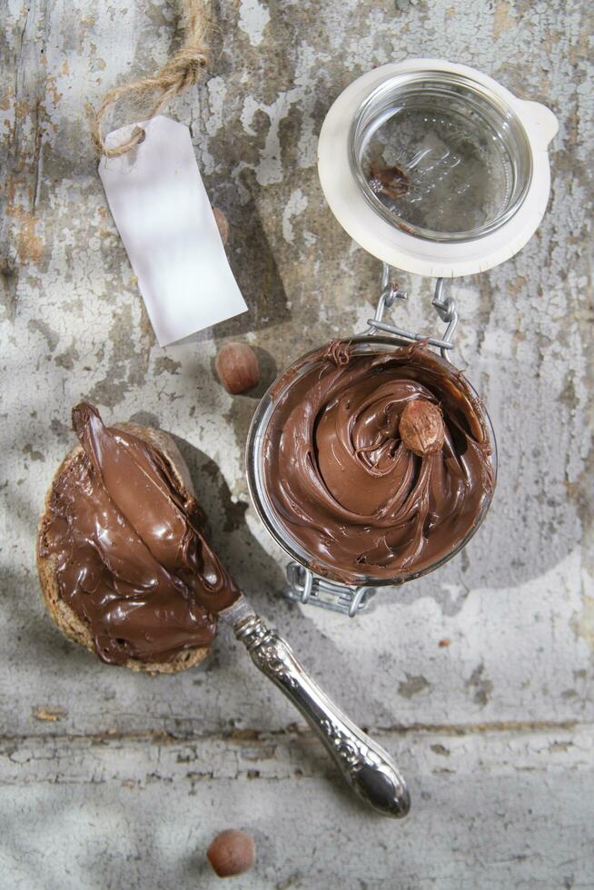 chocola verspreiding Aan geroosterd brood met een label foto