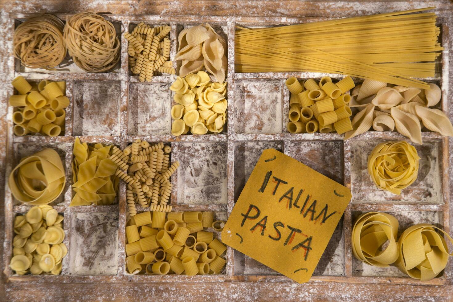 een doos van pasta met verschillend types van pasta foto