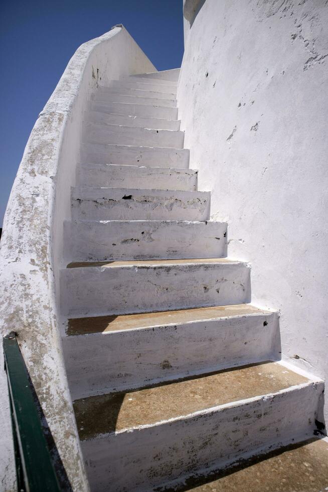 wit trappenhuis in metselwerk foto