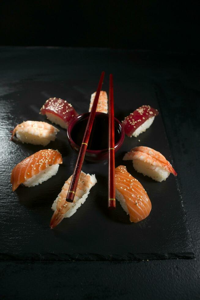 circulaire sushi bord met eetstokjes foto