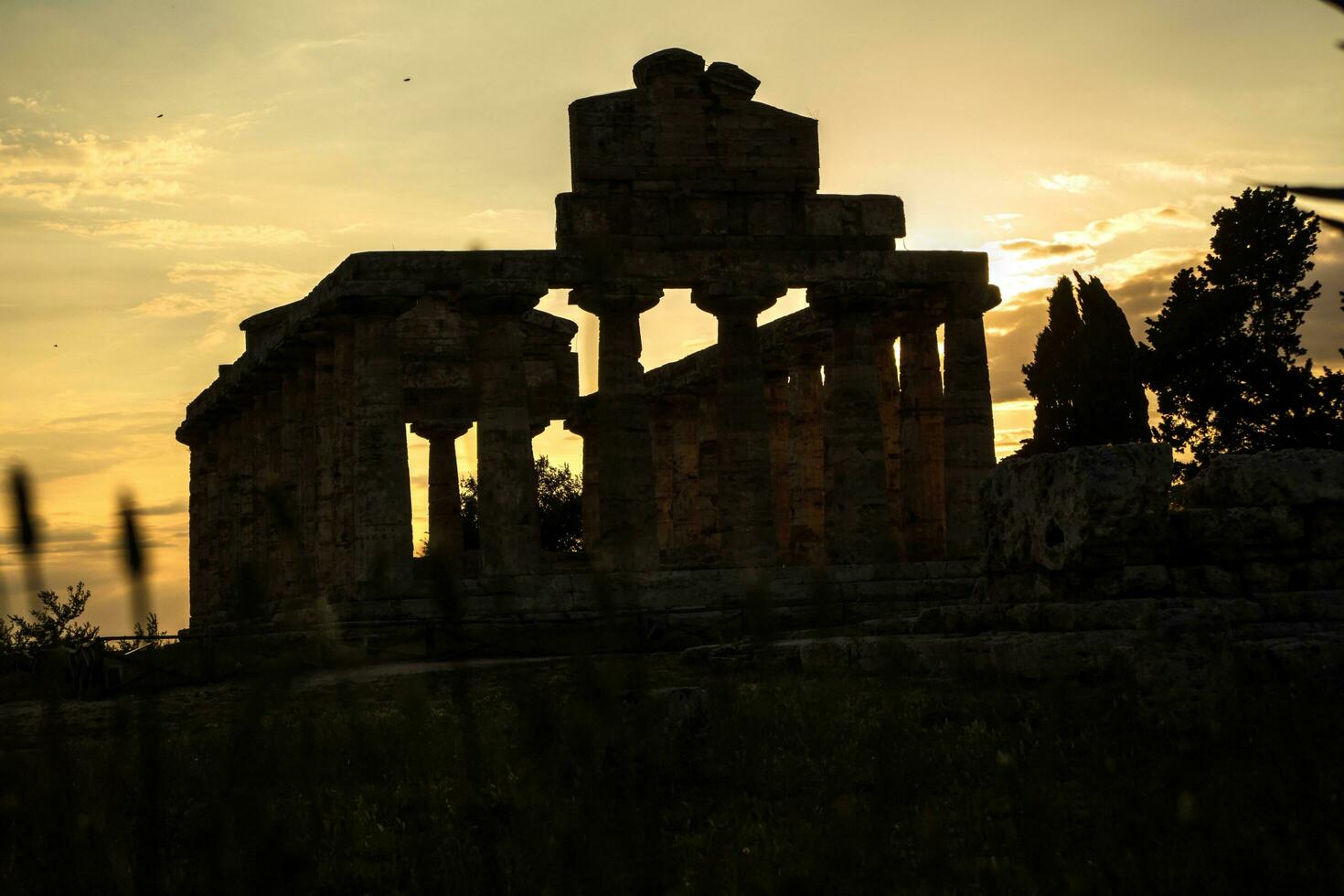 de oude ruïnes van paestum foto