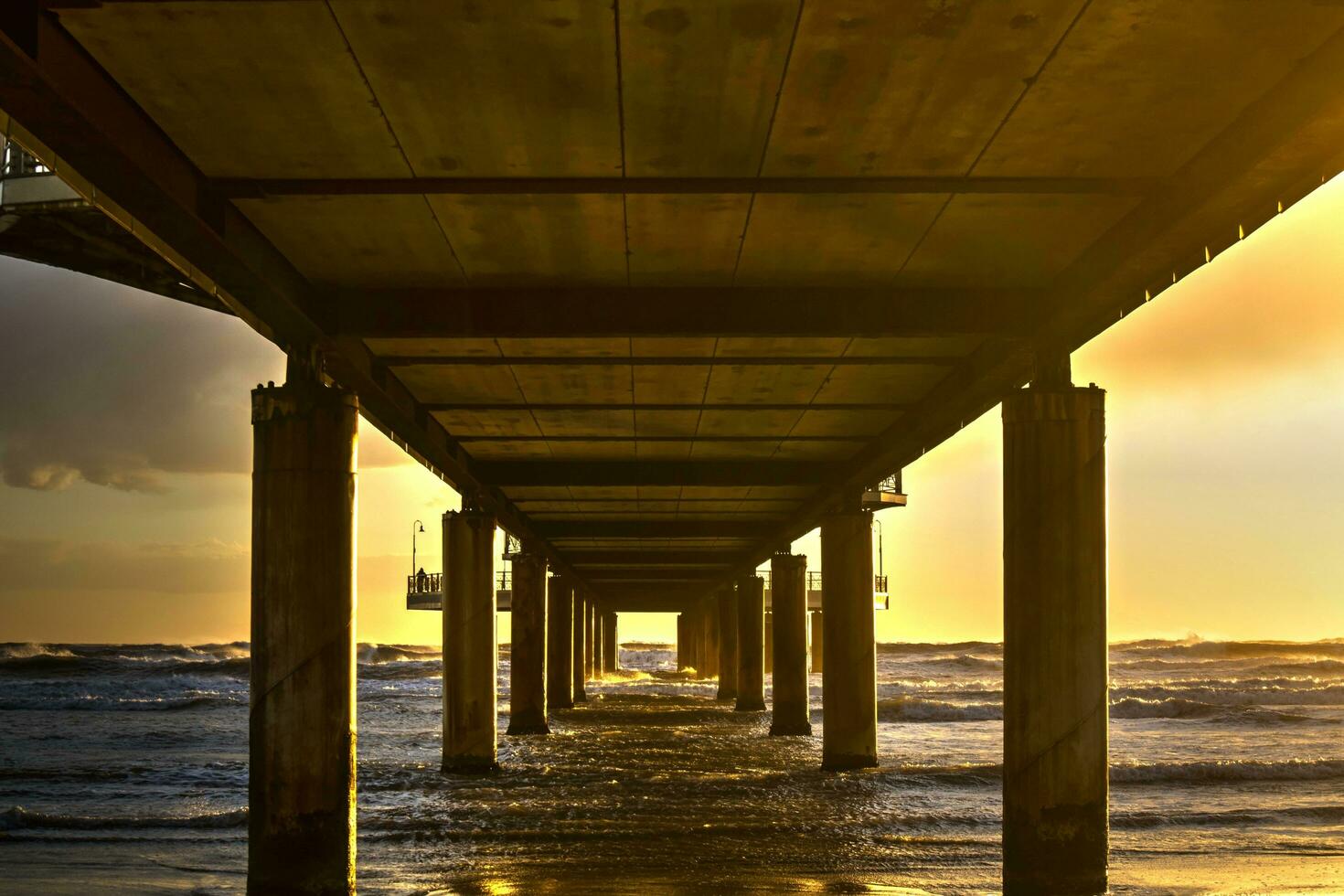 visie van onder de pier foto