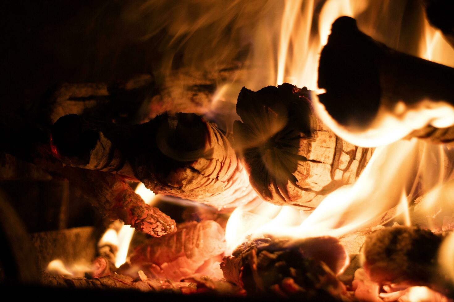 de rood brandend van hout foto