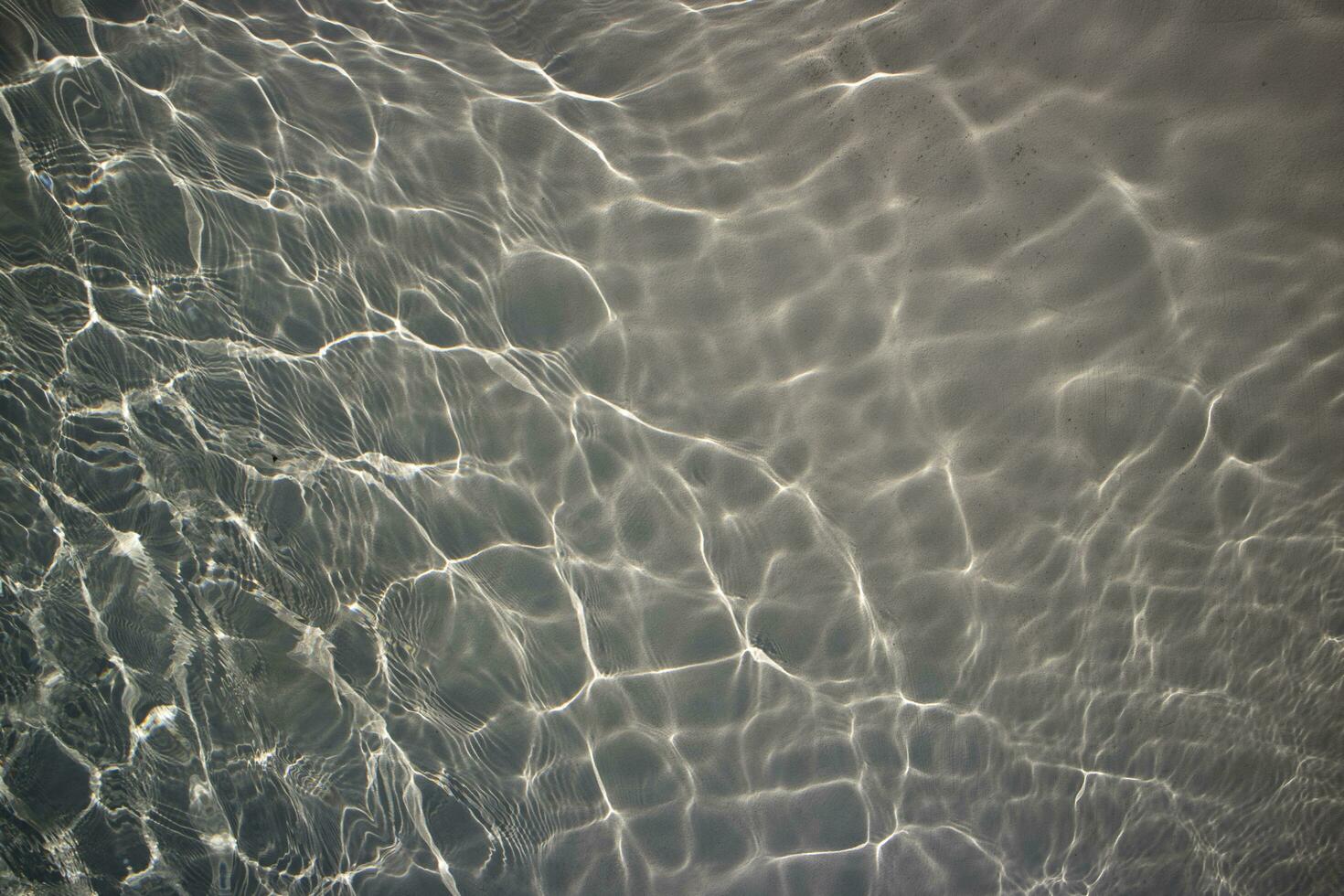 reflectie in grijs water foto