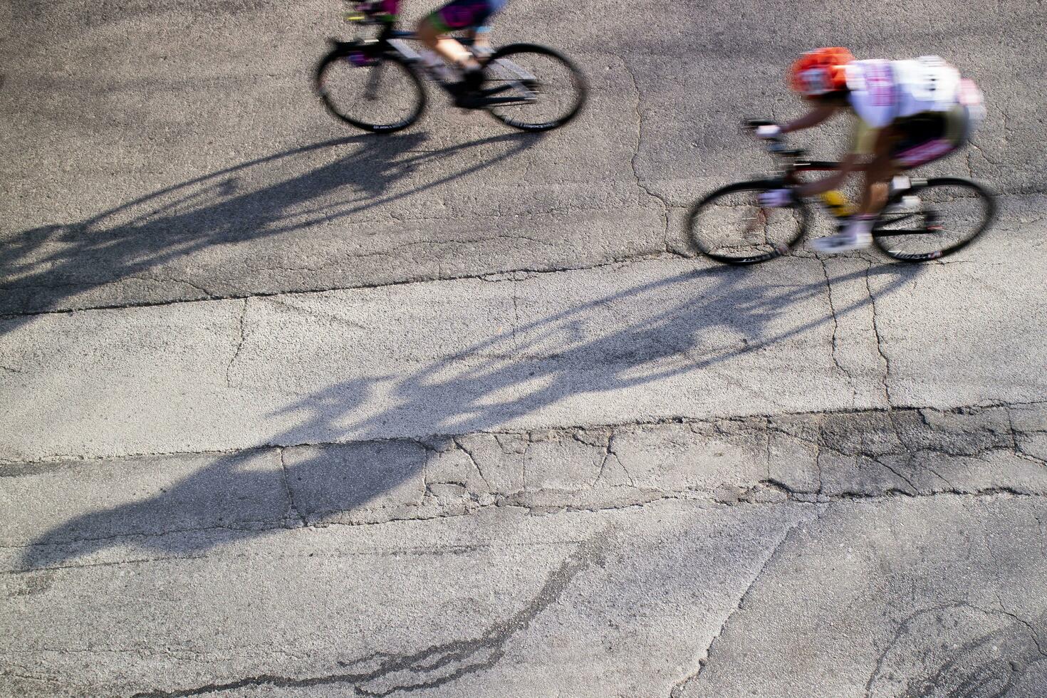 de actie gedurende een wielersport ras foto