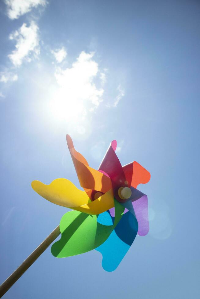 veelkleurig pinwheels in de blauw lucht foto