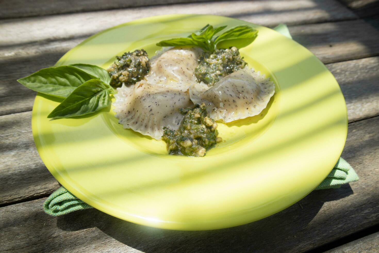 peulvrucht ravioli met kikkererwten en linzen in basilicum saus foto