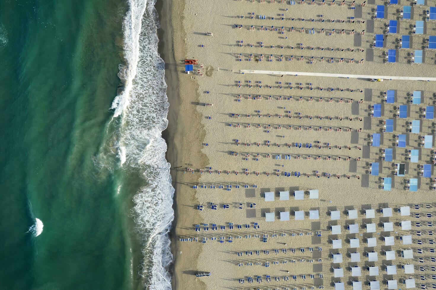 de uitgerust strand van viareggio gezien van bovenstaand foto