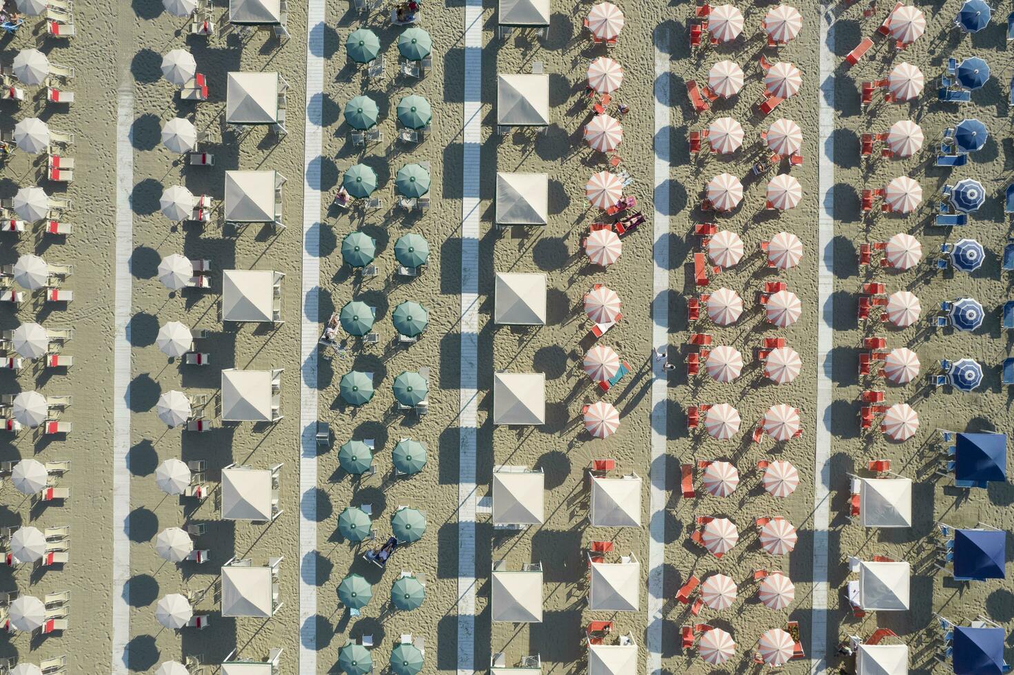 de uitgerust strand van lido di kameraadschap gezien van bovenstaand foto