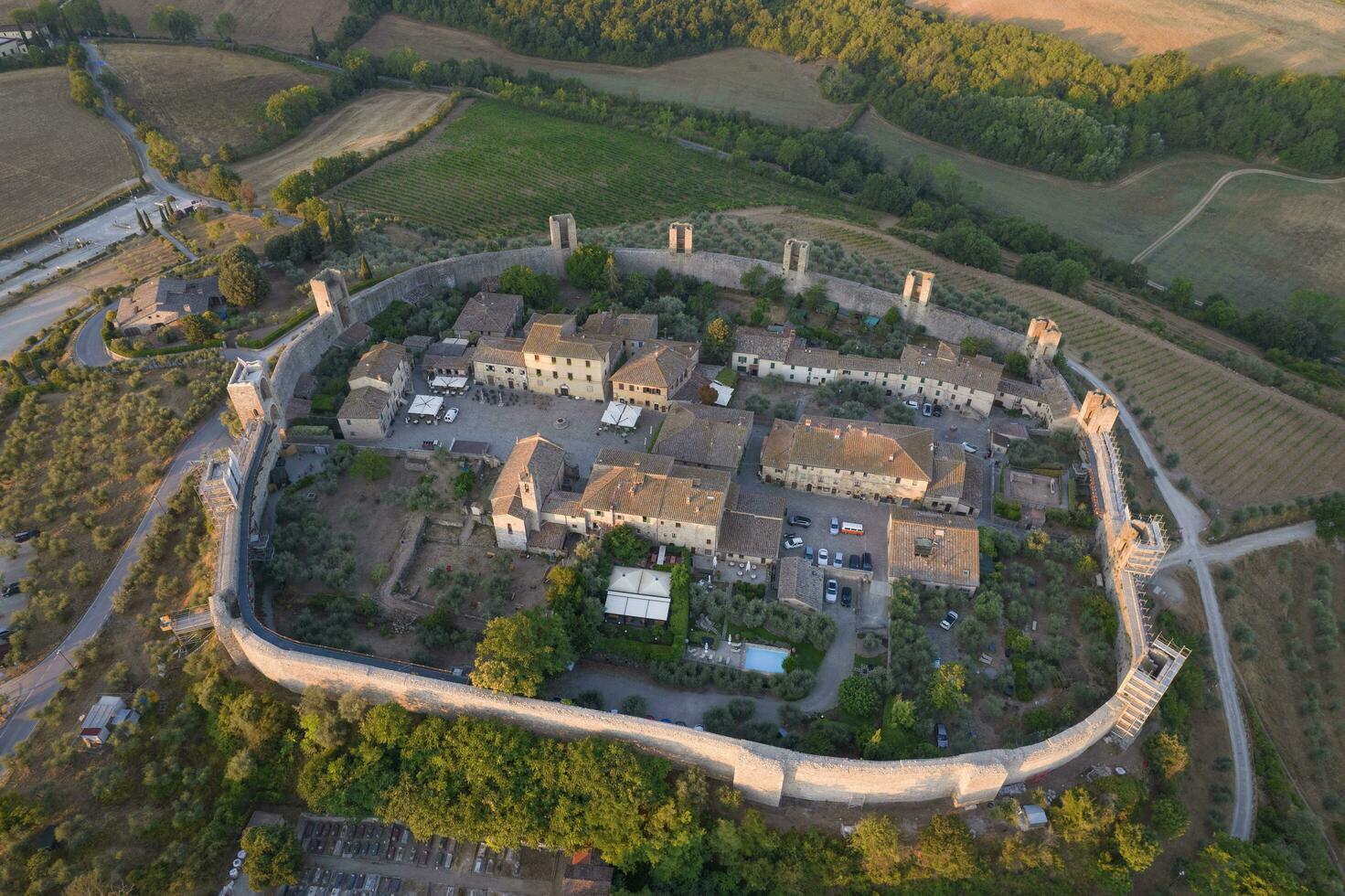 antenne visie van de oude dorp van monteriggioni Toscane Italië foto