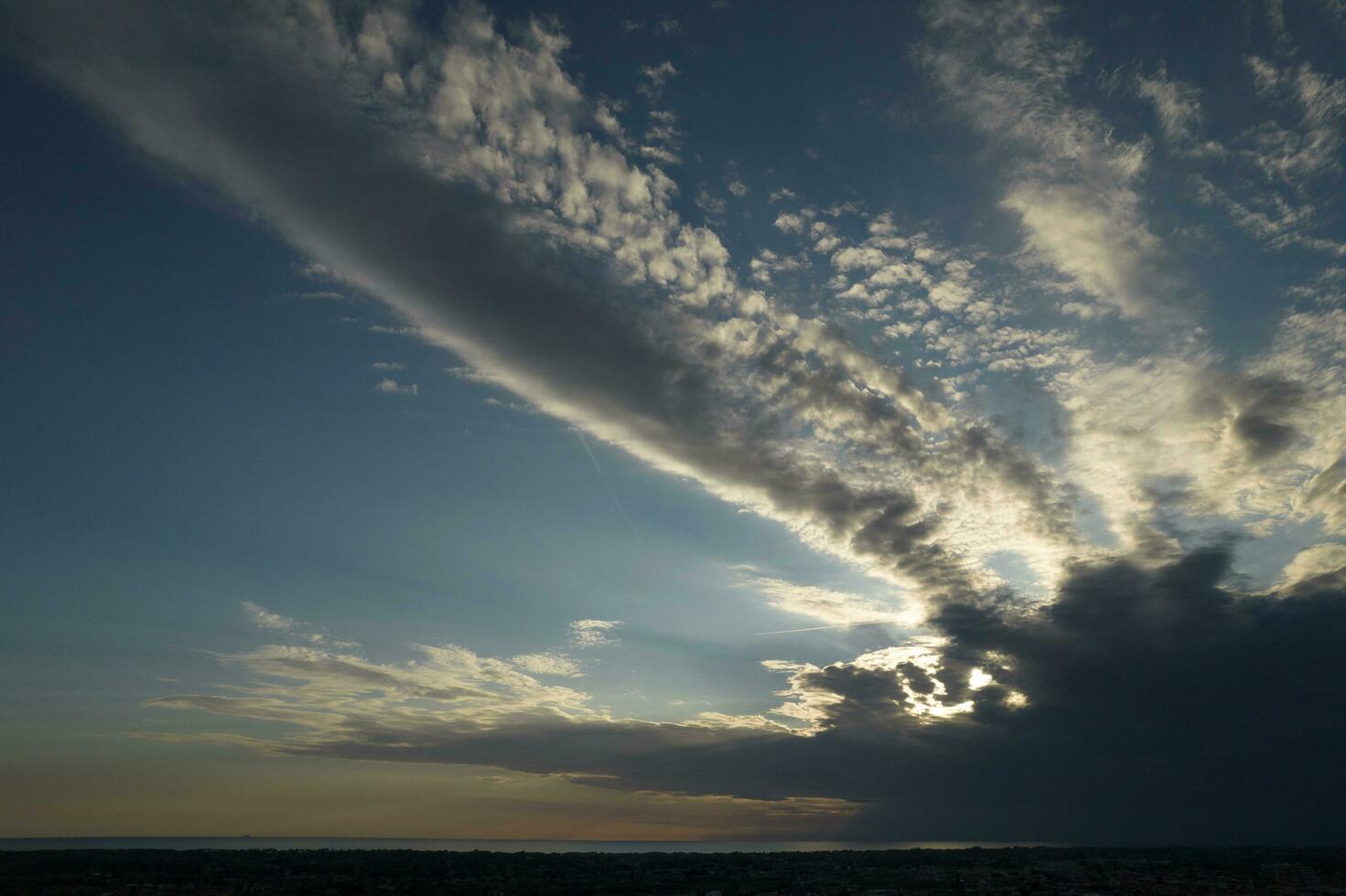 zwart wolken naar de einde van de dag foto