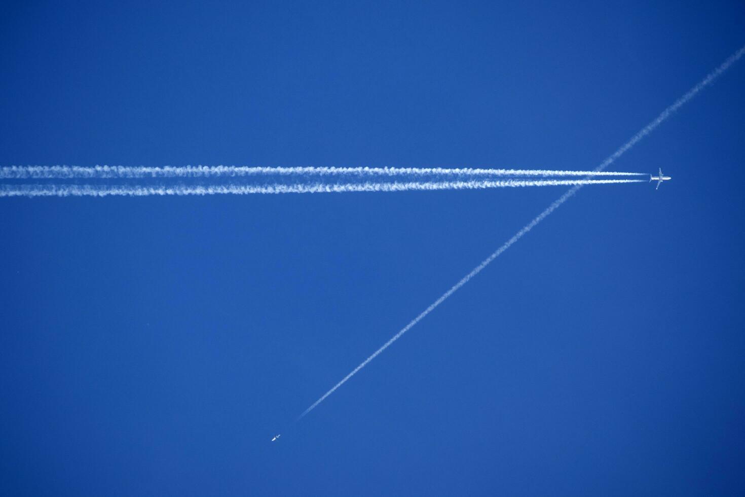 de trails in de lucht dat vertrekken de vliegtuigen in vlucht foto