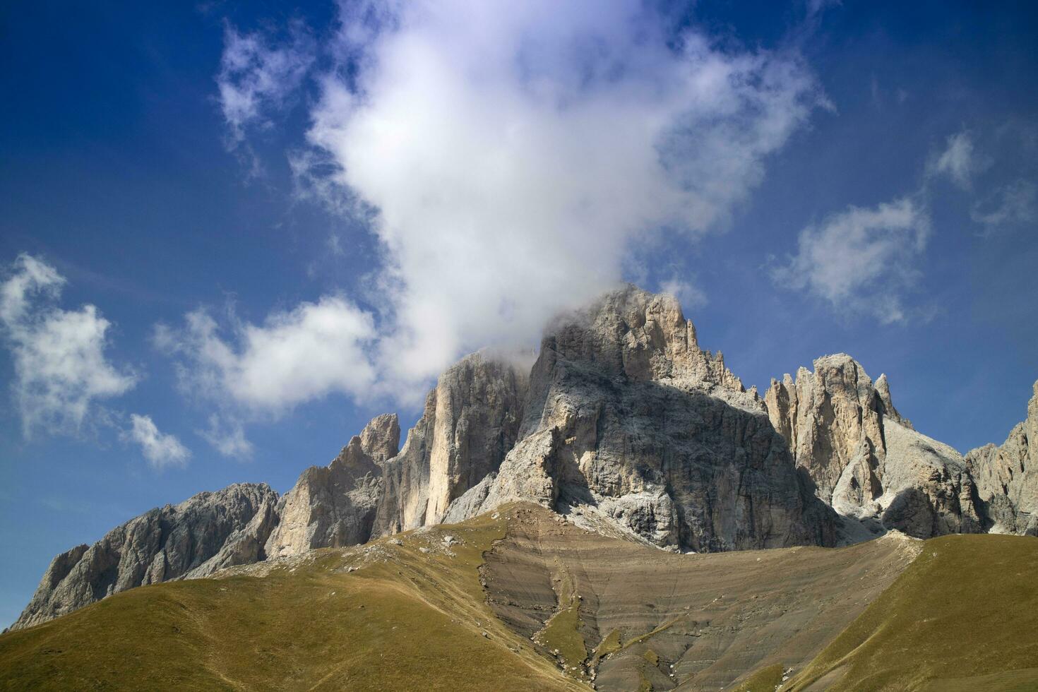 de berg reeks van de dolomieten gezien Aan de sasso Lungo foto